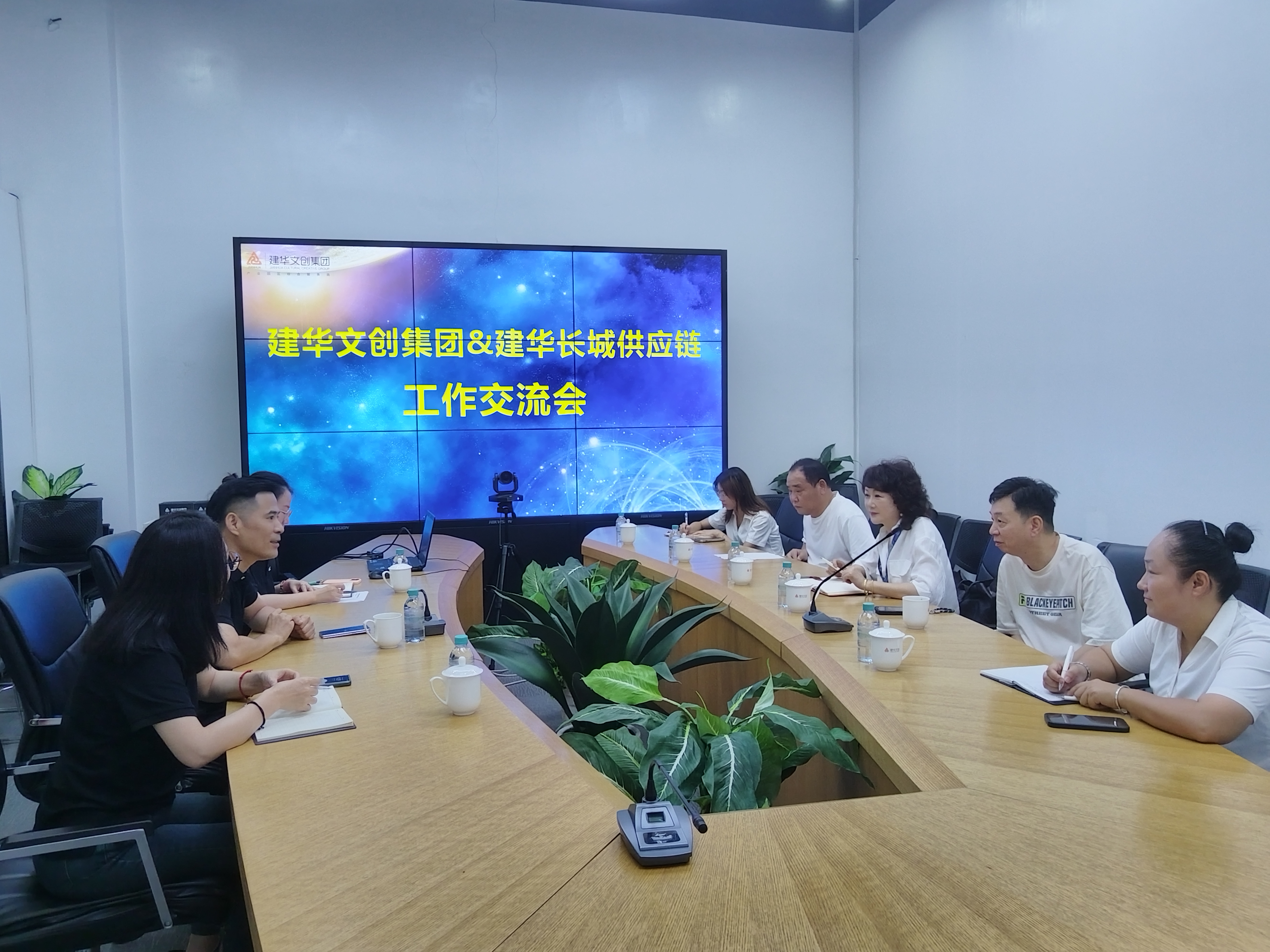 建華文創(chuàng)集團(tuán)與建華長城機(jī)電公司舉行工作交流會(huì)