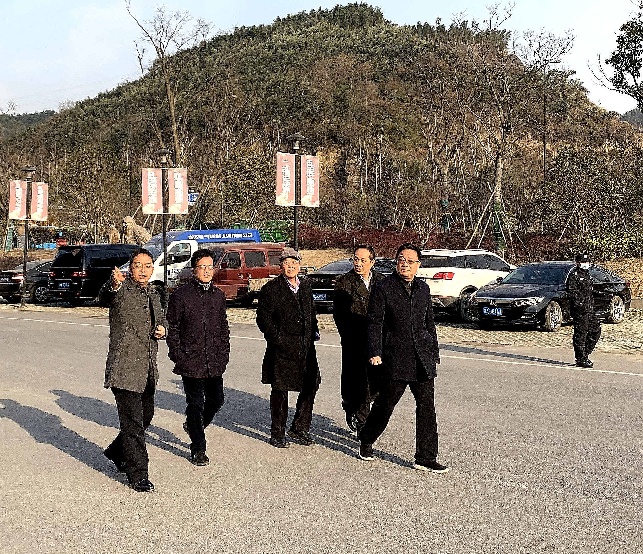 拳拳之心  殷殷之情  老領(lǐng)導(dǎo)們參觀考察建華長城機(jī)電市場(chǎng)