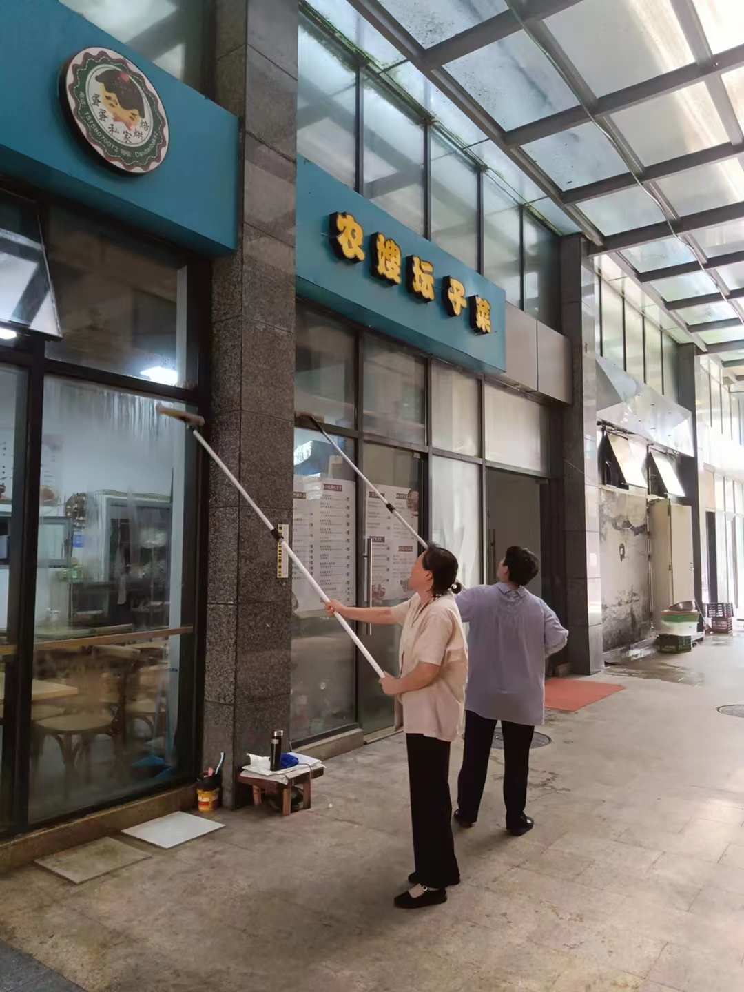 建華文創(chuàng)集團積極開展環(huán)境美化工作迎接文明城市復(fù)檢