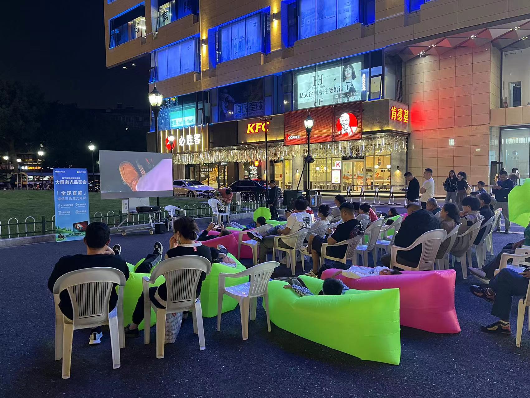 水晶城露天電影盛宴，歡聲笑語中感受夜晚魅力