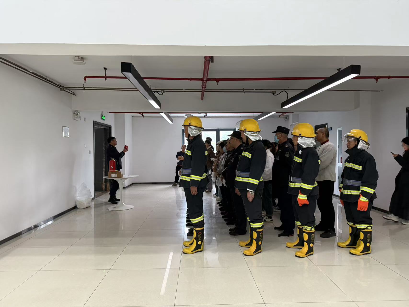 以練筑“防”，防范未“燃” ——建華文創(chuàng)集團開展消防逃生安全演練
