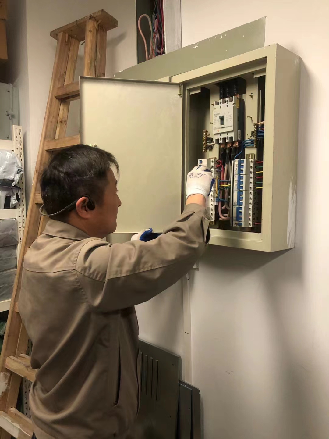 “嚴”字當頭重排查，杜絕隱患予心安——文創(chuàng)園開展電路安全排查工作