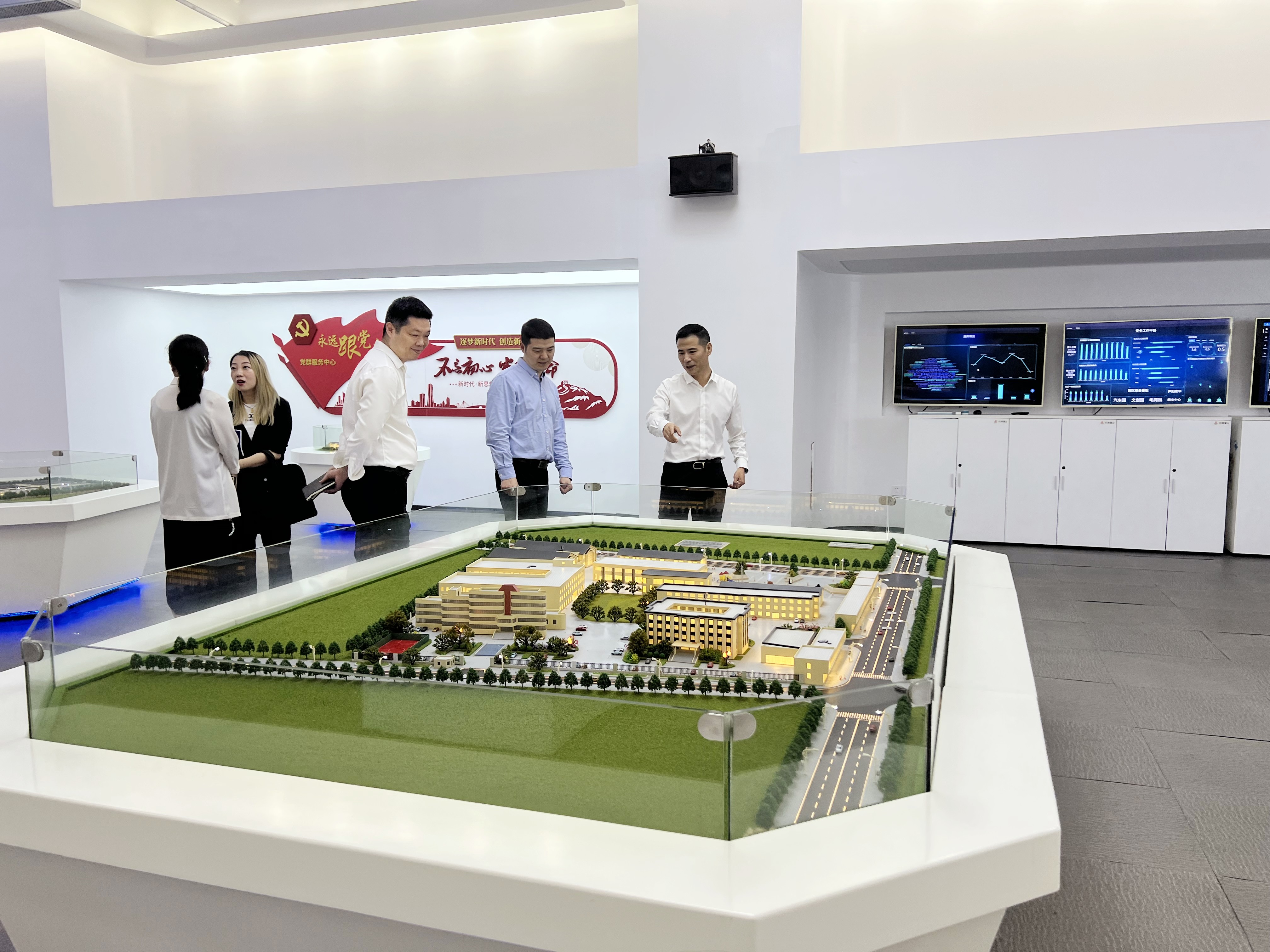 拱墅區(qū)祥符街道黨工委副書記、辦事處主任張洪明一行蒞臨杭州建華文創(chuàng)集團(tuán)調(diào)研指導(dǎo)