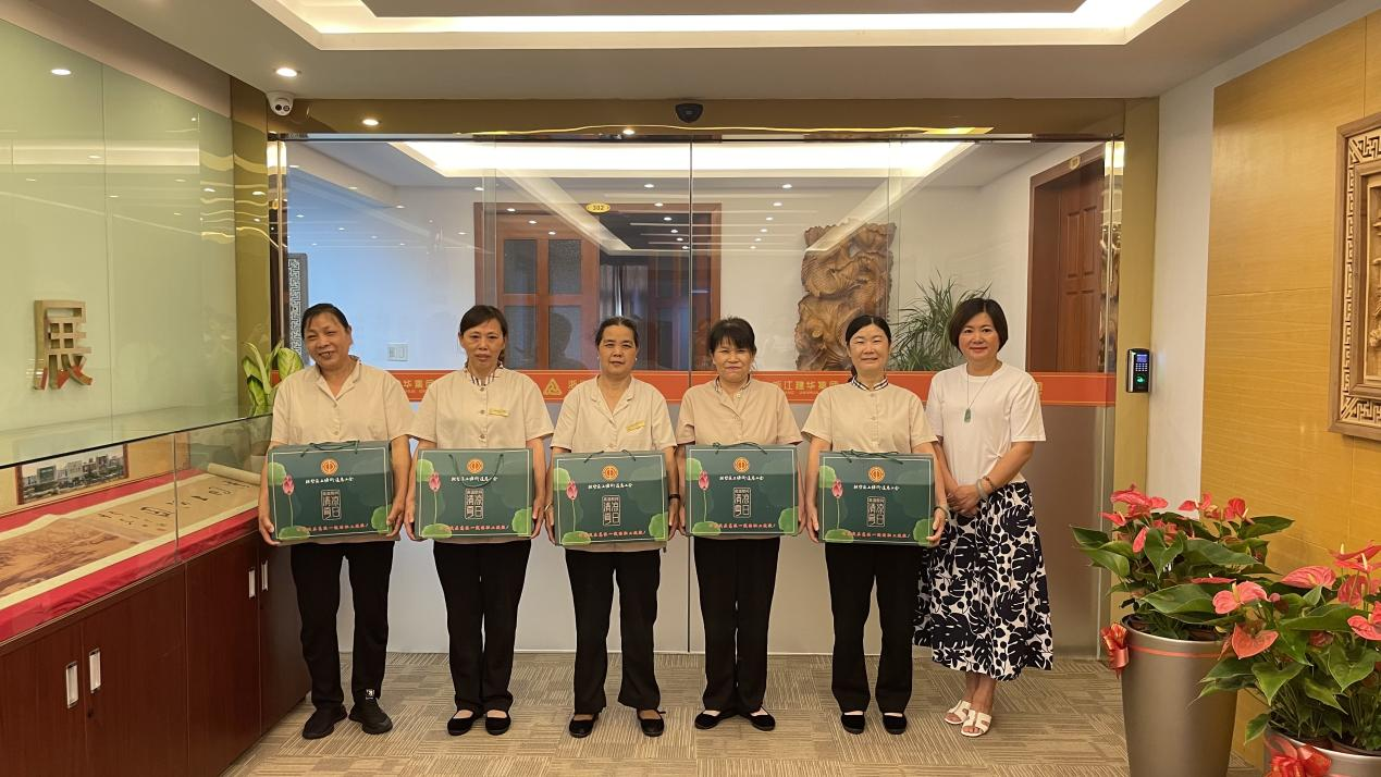 集團(tuán)工會(huì)開(kāi)展高溫慰問(wèn)活動(dòng)