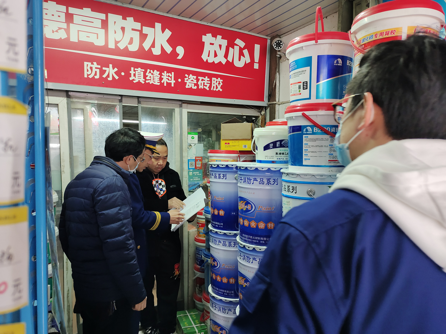 區(qū)工商、消防大隊(duì)走訪建華市場