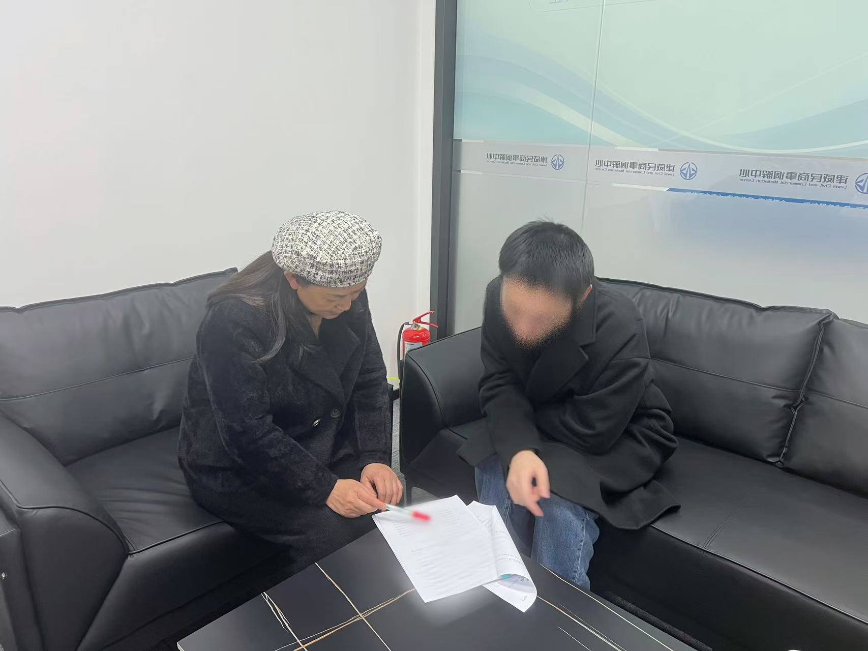 鄰里同窗債，“背靠背”調解顯溫情