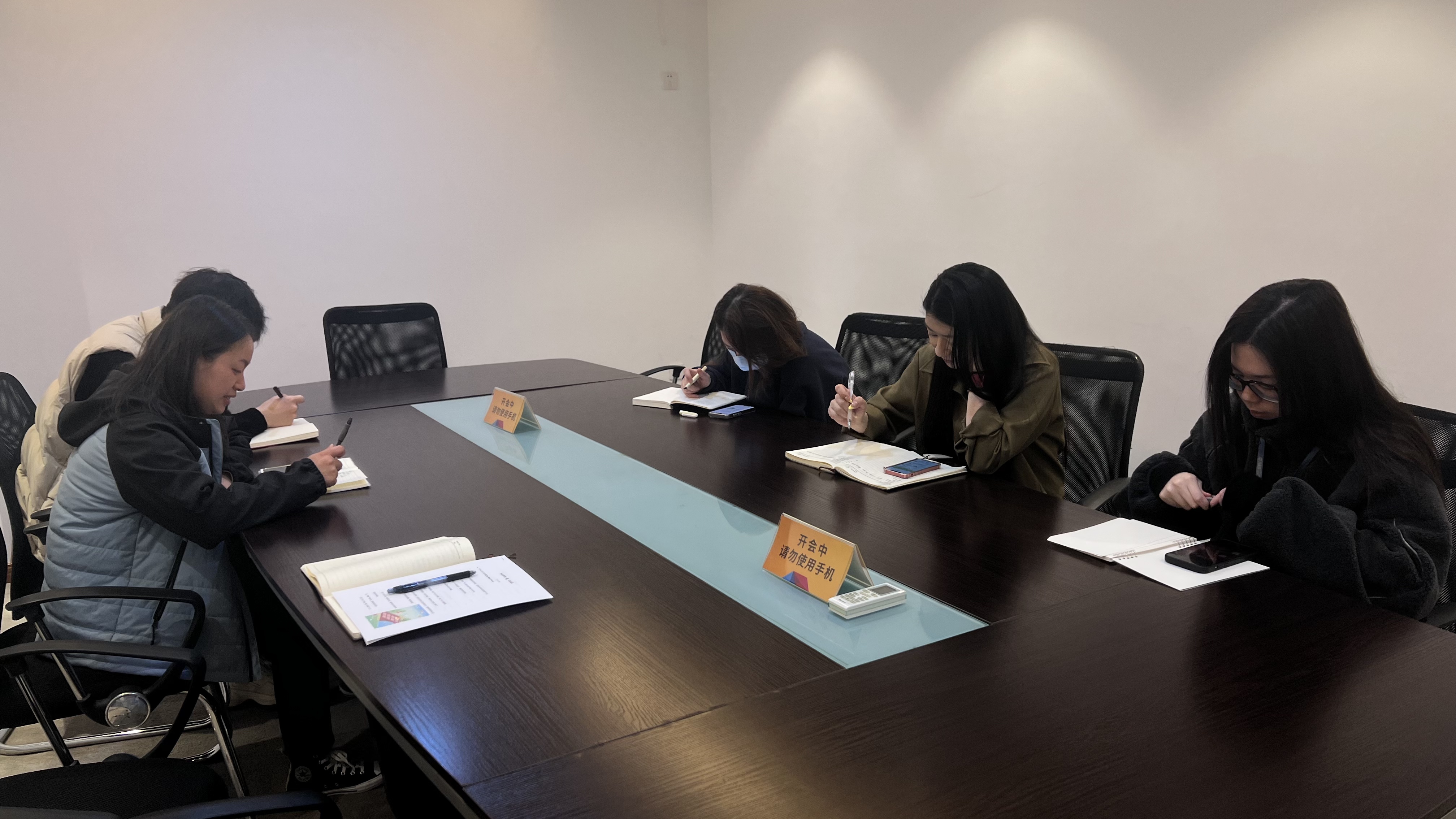 水晶城企劃組召開1月活動(dòng)方案復(fù)盤總結(jié)會(huì)議