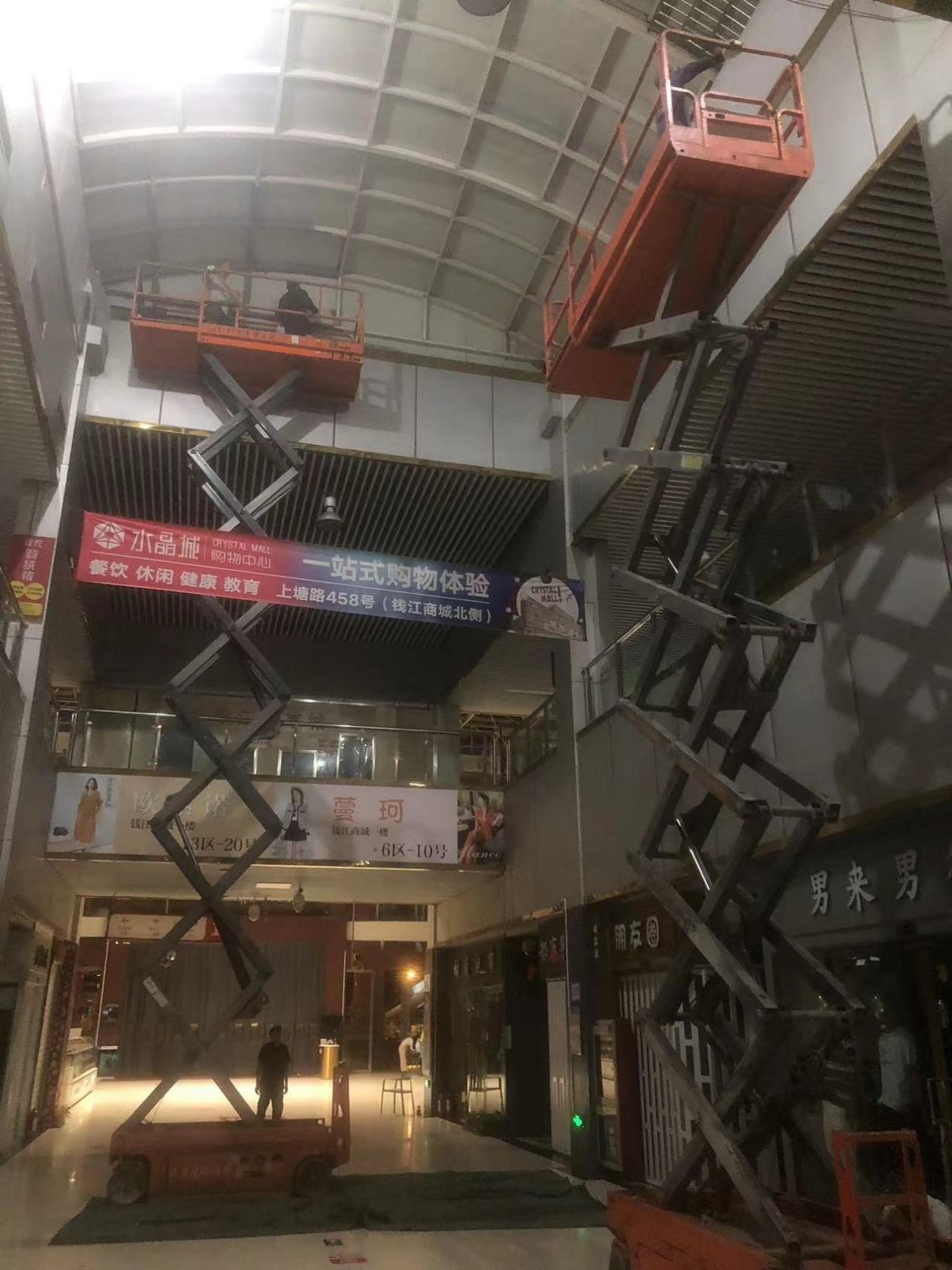 錢(qián)江商城開(kāi)展主通道頂棚升級(jí)改造工作