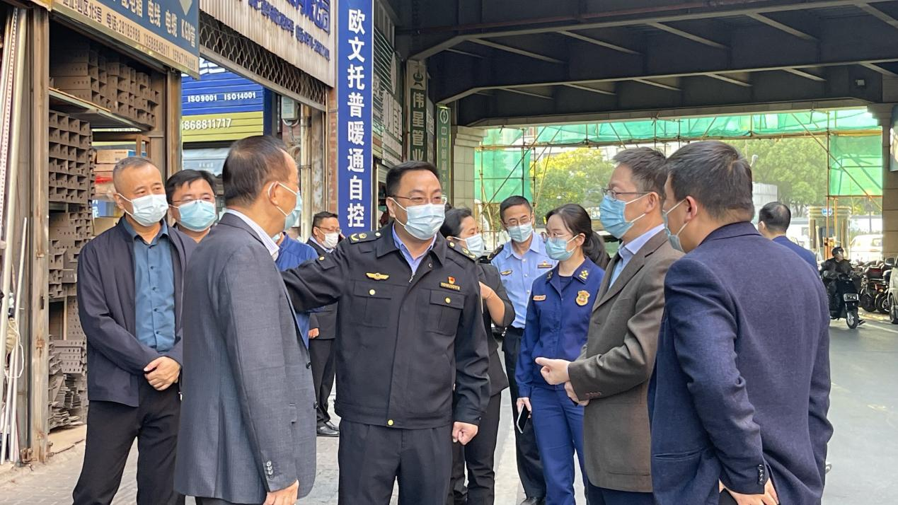 拱墅區(qū)領(lǐng)導(dǎo)赴建華市場 檢查疫情防控及消防安全工作
