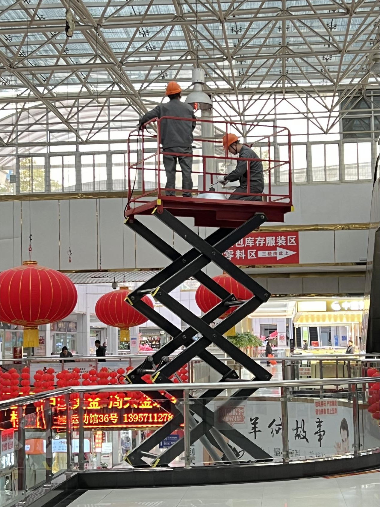 錢江商城開展吊頂大燈更換工作