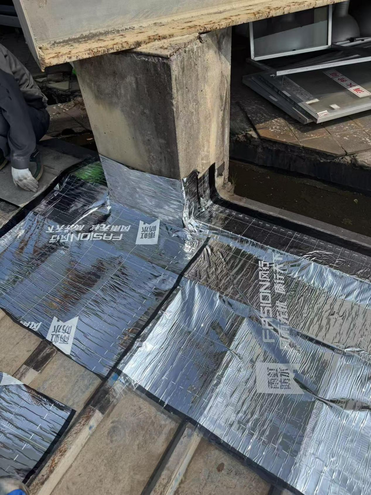 汗水澆筑安全線：錢江商城維修班高效完成防漏修補