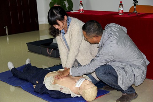 20131024建華文創(chuàng)園黨支部舉辦應(yīng)急救護(hù)知識(shí)培訓(xùn) (4).jpg