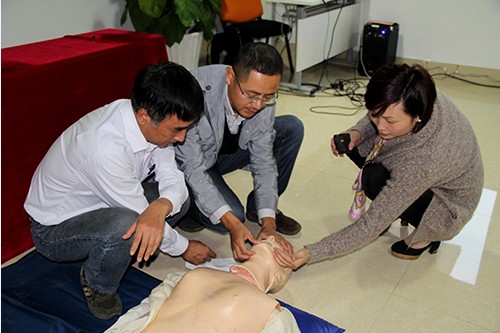 20131024建華文創(chuàng)園黨支部舉辦應(yīng)急救護(hù)知識(shí)培訓(xùn) (5).jpg