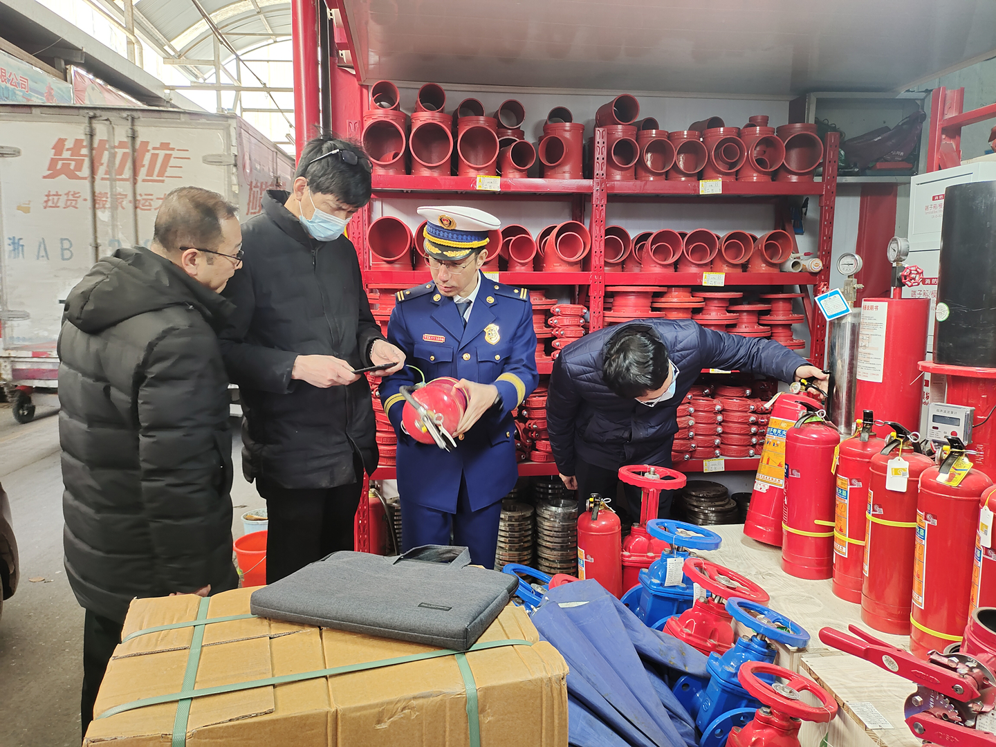 檢查滅火器.jpg 檢查滅火器.jpg